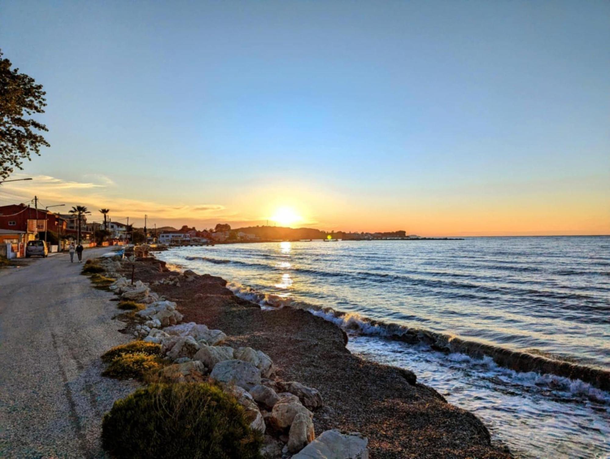Dolphin Apt & Studios -Next To The Beach 로다 외부 사진